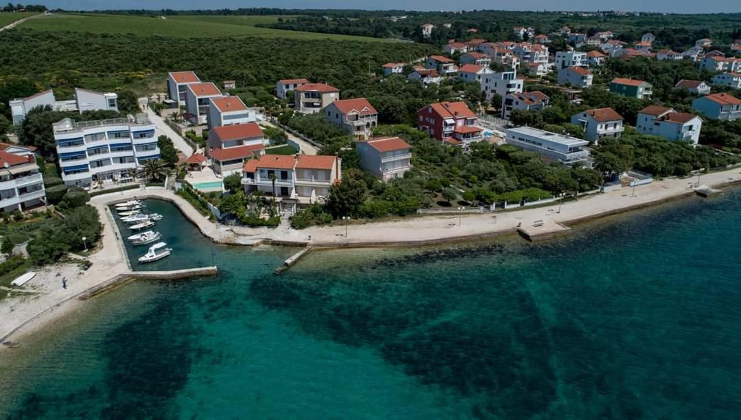 Apartmani Sollei Petrcane Bagian luar foto